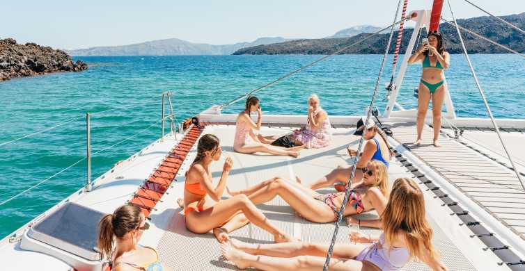 Santorini: Passeio de catamarã com jantar com churrasco, bebidas e música