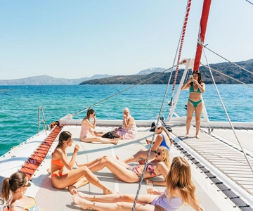 Santorin: Katamaran Tour mit BBQ Dinner, Getränken und Musik
