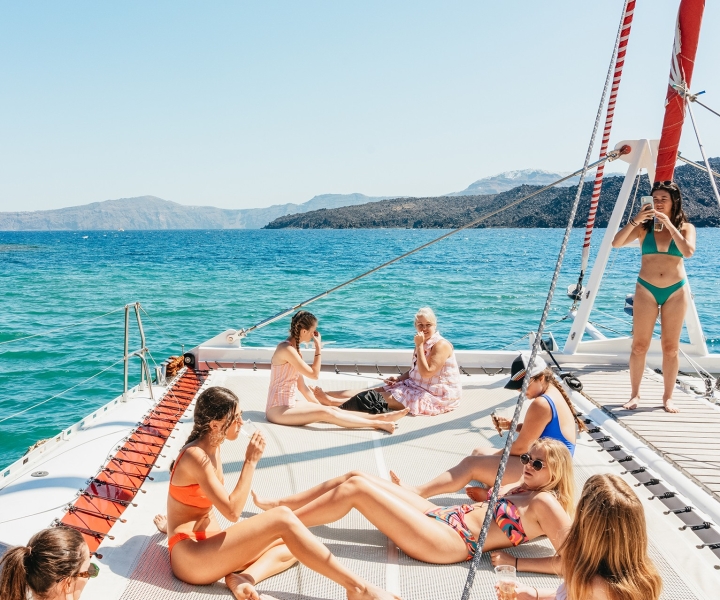 Santorini: crociera Premium in catamarano, bevande e grigliata a base di prodotti freschi