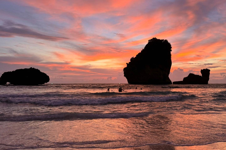 Phi Phi: Passeio ao pôr do sol na Baía de Nui com Plâncton em barco de cauda longa