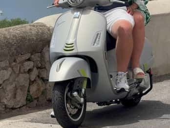 Амальфитанское побережье: откройте для себя скрытые жемчужины на Vespa в компании друга.