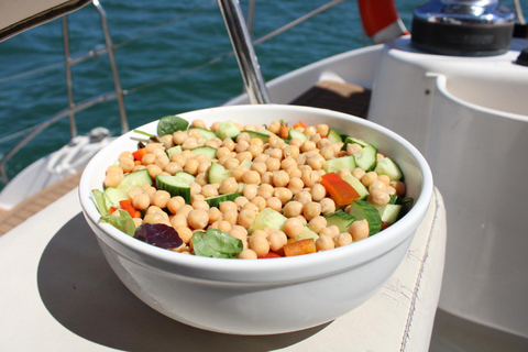 Costa Dorada: Catamarán privado y almuerzo en la isla