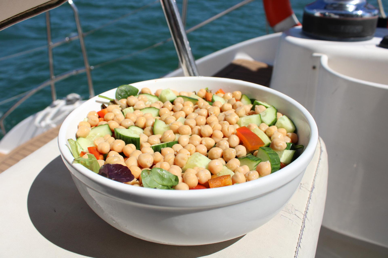 Costa Dorada: Catamarán privado y almuerzo en la isla