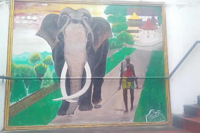 The Best Kandy Tuk-Tuk city Tour with a Professional Guide