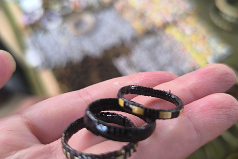 Phnom Penh: laboratorio di braccialetti e anelli in legno del monte KirirumPhnom Penh: Laboratorio di braccialetti e anelli in legno del monte Kirirum