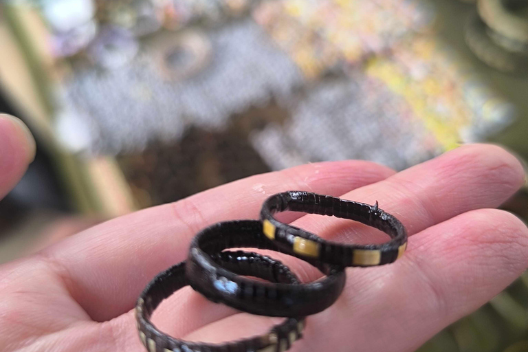 Phnom Penh: laboratorio di braccialetti e anelli in legno del monte KirirumPhnom Penh: Laboratorio di braccialetti e anelli in legno del monte Kirirum