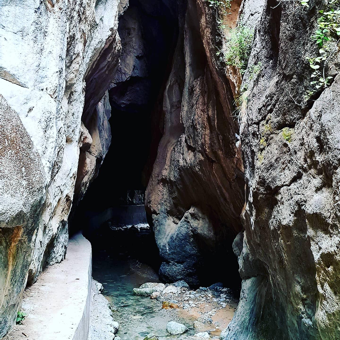 Sierra Nevada: Wanderung zu Wasserfällen, Höhlen und Brücken mit Picknick