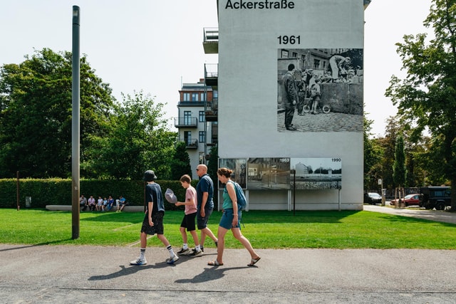 Berlin: Berlin Wall Walking Tour with Lookout Tower