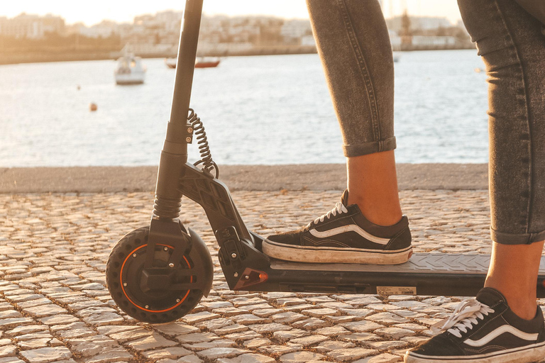 Ferragudo: scooter elettrici per un&#039;avventura nel villaggio del divertimentoFerragudo Village: Noleggio scooter elettrici