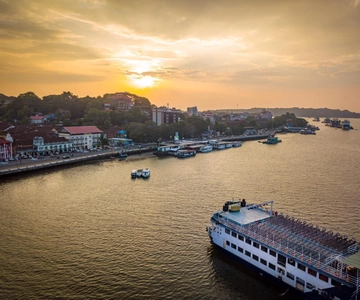 Panaji: Sunset Boat Party with Bollywood DJ and Dance Shows