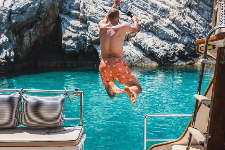 Folegandros: Group Boat Tour with Snorkeling Small Group Tour - Discover Unspoiled Coastlines