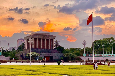 Hanoi: Hoogtepunten tour bij zonsondergang met Ao Dai-kostuumHanoi: Hoogtepunten tour bij zonsondergang met Ao Dai per motorfiets