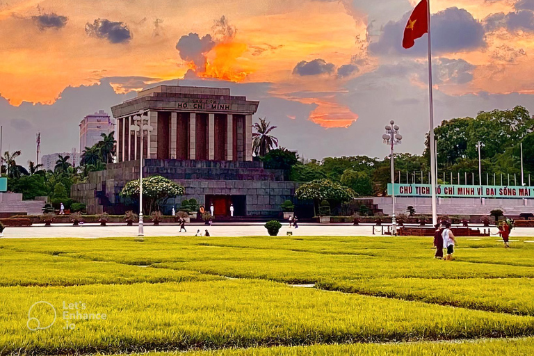 Hanoi: Hoogtepunten tour bij zonsondergang met Ao Dai-kostuumHanoi: Hoogtepunten tour bij zonsondergang met Ao Dai per motorfiets