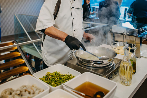 Budapest: Crucero Buffet de Nochevieja con Bebidas IlimitadasCena crucero de Nochevieja Piso turístico