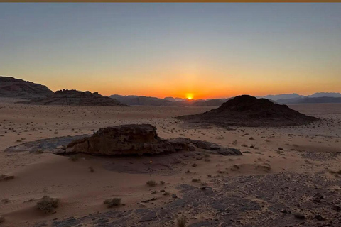 Wadi Rum: Full-Day Jeep Tour with Bedouin Dinner and Cave