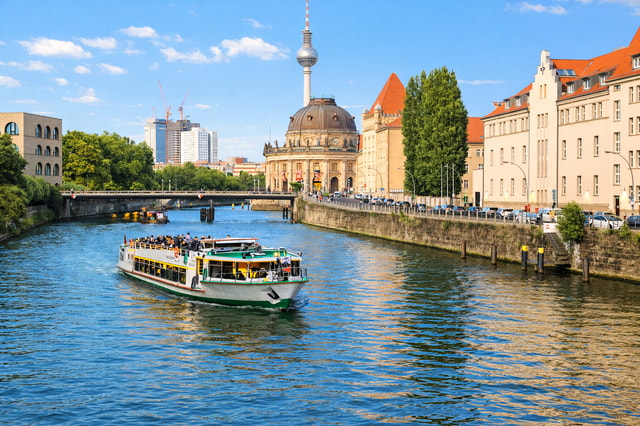 Berlin: Spreefahrt mit beheiztem Schiff + Live Guide