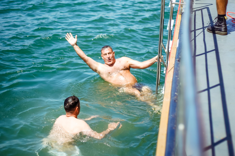 Lisboa: Crucero a la Playa con Barbacoa, Barra Libre y Música