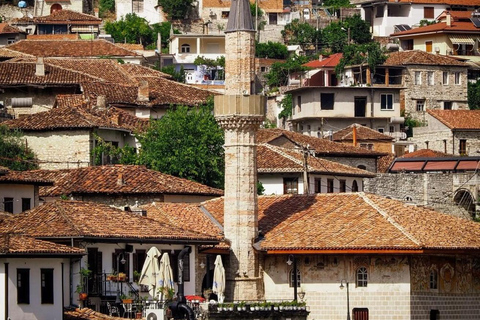 Desde Tirana: Visita de un día a la ciudad de Berat, UNESCO, y al lago BelshiCiudad de Berat UNESCO y Lago Belshi: Excursión de un día desde Tirana