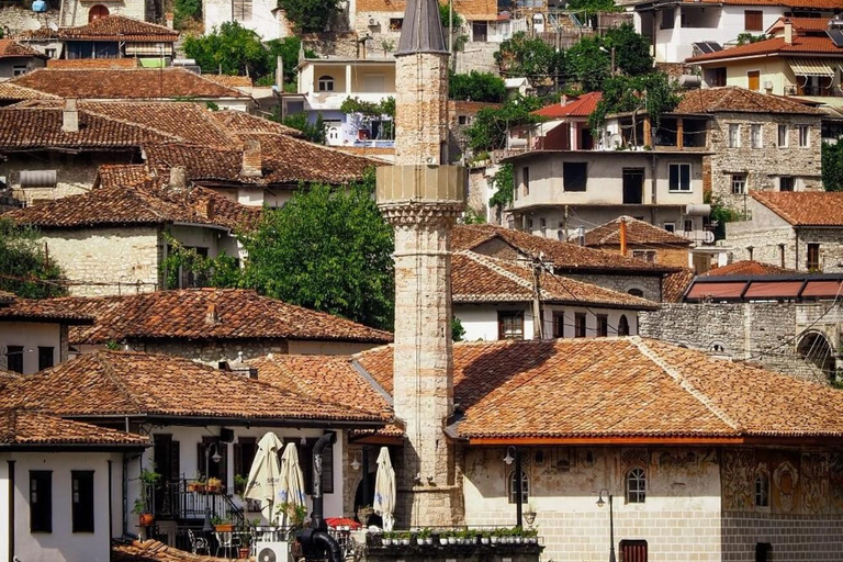 Desde Tirana: Visita de un día a la ciudad de Berat, UNESCO, y al lago BelshiCiudad de Berat UNESCO y Lago Belshi: Excursión de un día desde Tirana