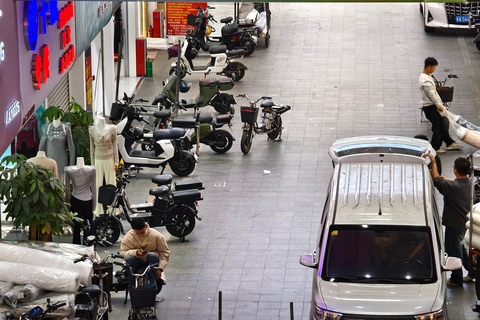 Guangzhou: Textile Hub and Garment Factory Half-day Tour