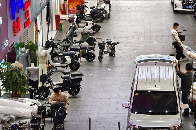 Guangzhou: Textile Hub and Garment Factory Half-day Tour