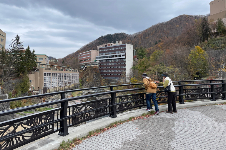 Sapporo: Spacer po Jozankei Onsen z wizytą w świątyni i jaskini