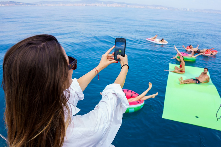 Barcelona: Catamaran cruise overdag of bij zonsondergang met drankjeZonsondergang: boottocht op een catamaran met een kleine groep