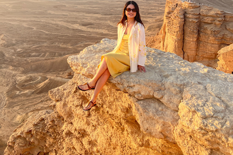 Riyadh: Edge of the World, Sadus Village & Bat Cave Tour Edge of the World, Sadus Village..etc(Private tour)