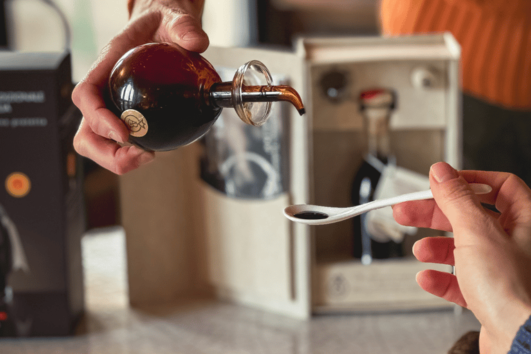 Balsamic Vinegar, Wine Tasting & Tour near Parma & Reggio Balsamic Vinegar & Wine Tasting in Reggio Emilia - Italiano