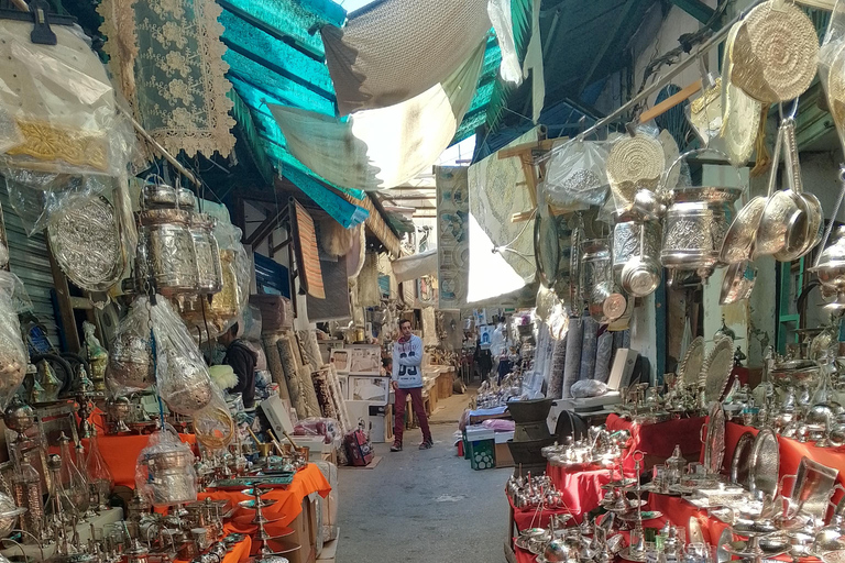 Besök i Tunis medina och dess viktigaste monument.