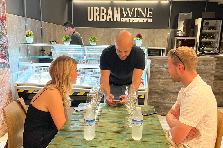 Flavors Route: Tasting of 5 Wines with Pairing in Alicante