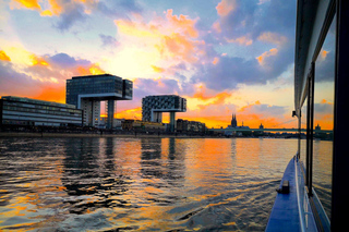 Köln: Rheinschifffahrt mit lokaler Musik