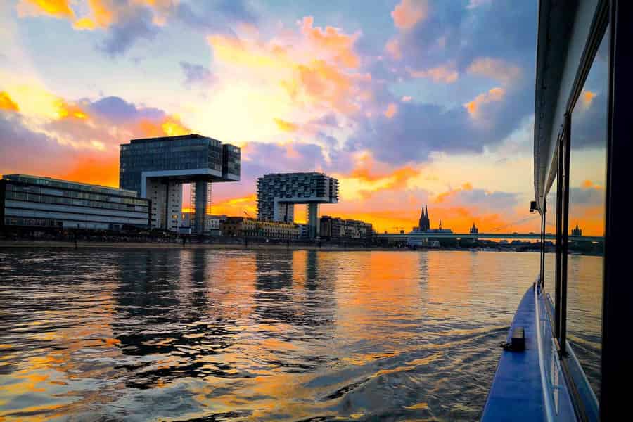 Köln: Rheinschifffahrt mit lokaler Musik. Foto: GetYourGuide