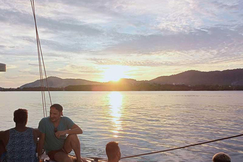 Phuket: Snorkel en la Isla del Coral y Crucero en Catamarán al Atardecer