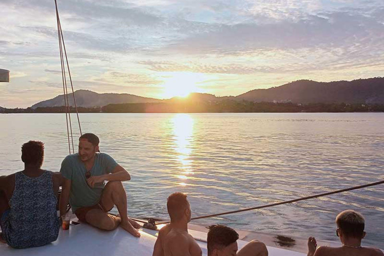 Phuket: Schnorcheln auf der Koralleninsel und Katamaranfahrt bei Sonnenuntergang