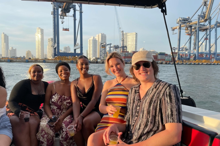 Impreza na łodzi o zachodzie słońca: wokół zatoki BocagrandeKartagena: wycieczka łodzią o zachodzie słońca z 2-godzinnymi bezpłatnymi napojami