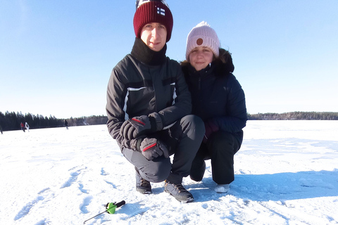 Desde Helsinki, experiencia de pesca en hielo con comida y bebida.