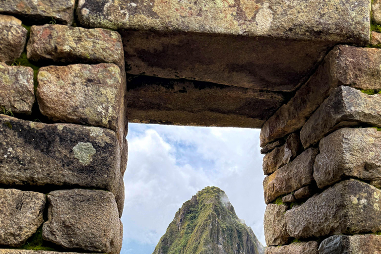 Machu Picchu: Circuit 2A (Classic Route) + Bus & Local Guide Last-Minute: Circuit 3B with Guide Included