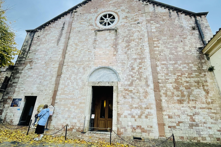 Assisi: Three Saints, St Carlo, Francis & Clare Walking Tour Spanish Tour