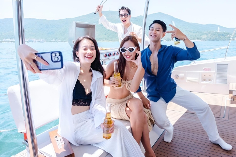 Da Nang: Son Tra peninsula luxury Yacht rental, private