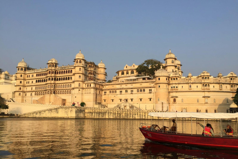Udaipur: 2-Day Guided City Tour with Boat Ride & Show