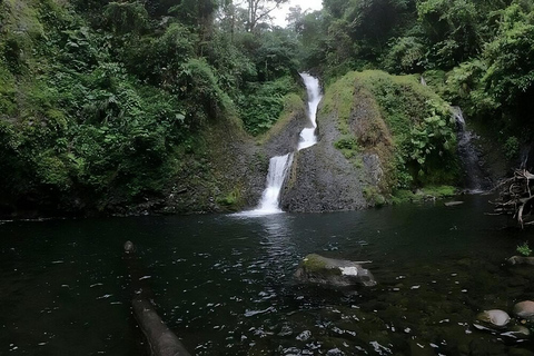 Escursione di un giorno alle cascate di Ndoro con il bastone da trekking