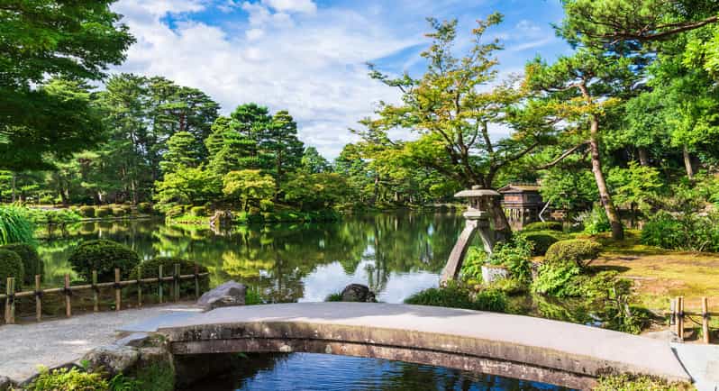 3-Hour Kanazawa Tour: Omicho Market, Castle, and Garden