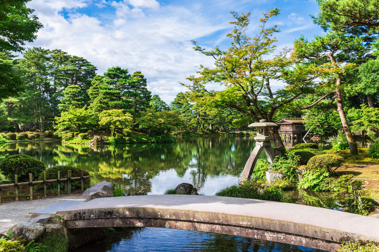 3-Hour Kanazawa Tour: Omicho Market, Castle, and Garden
