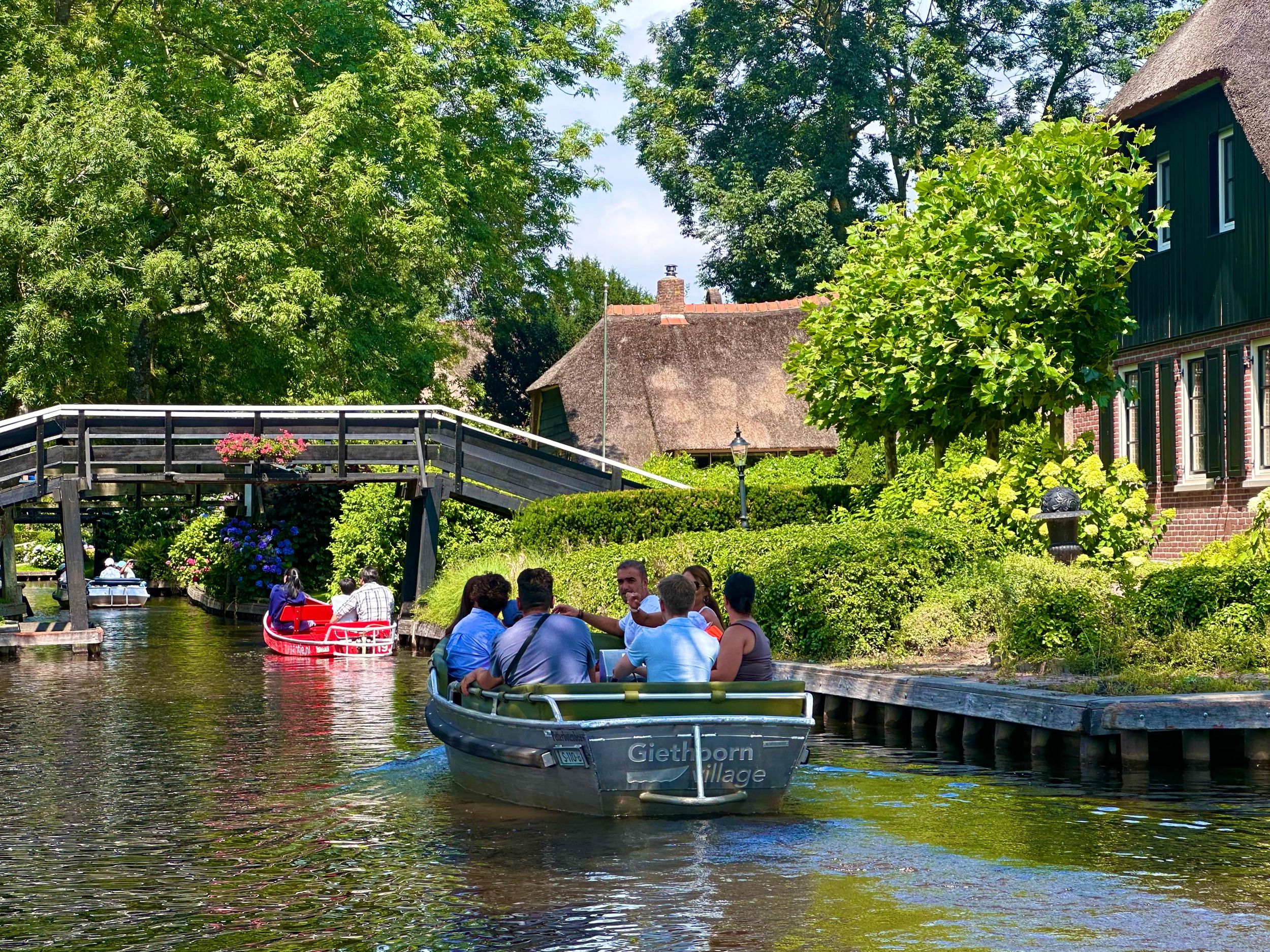 Ab Amsterdam: Tagestour nach Giethoorn mit einem selbstgesteuerten Boot