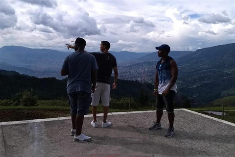 Medellin: Private Pablo Escobar Escape Route Tour Medellin: Pablo Escobar Tour grupal con Comuna 13