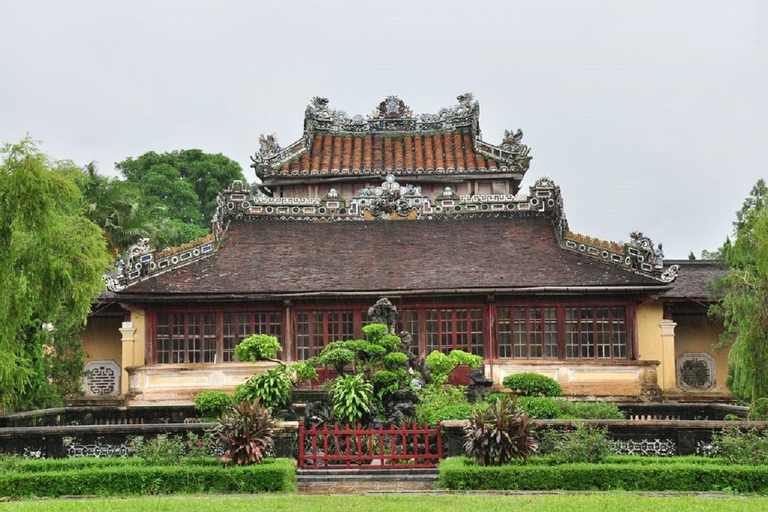 Hue : Cité impériale, tombeaux en voiture avec chauffeur anglophoneVisitez 7 lieux