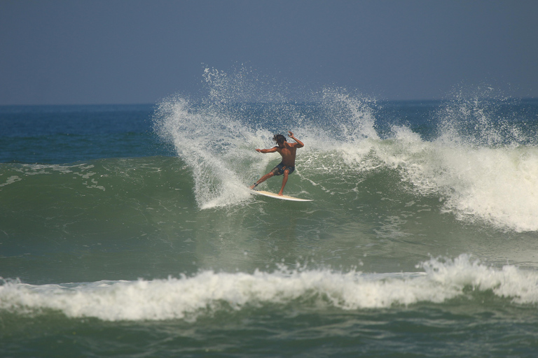 Canggu: Lezione di surfLezione con 2 studenti per ogni istruttore