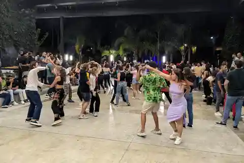 Medellín: Learn to dance Salsa with a professional
