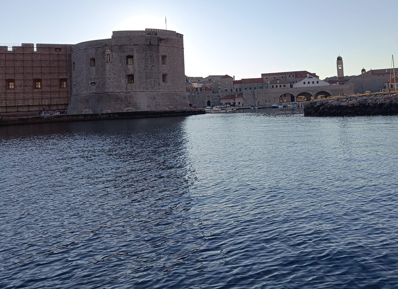 Solnedgangstur i glasbåd rundt i den gamle by og til grotter i Dubrovnik